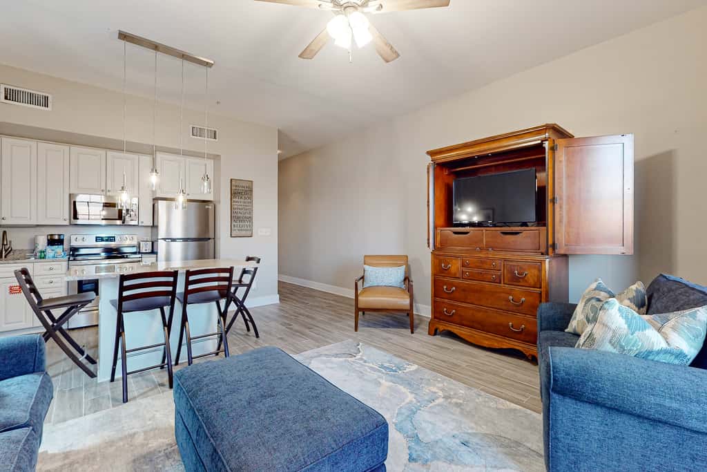 Centrally located condo near shopping & the beach with shared pools & tennis courts