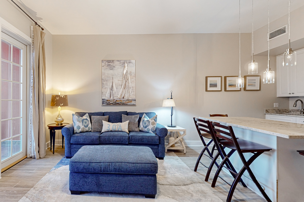 Centrally located condo near shopping & the beach with shared pools & tennis courts