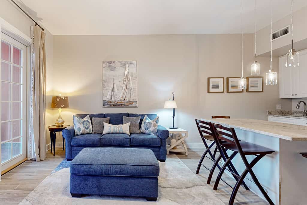Centrally located condo near shopping & the beach with shared pools & tennis courts