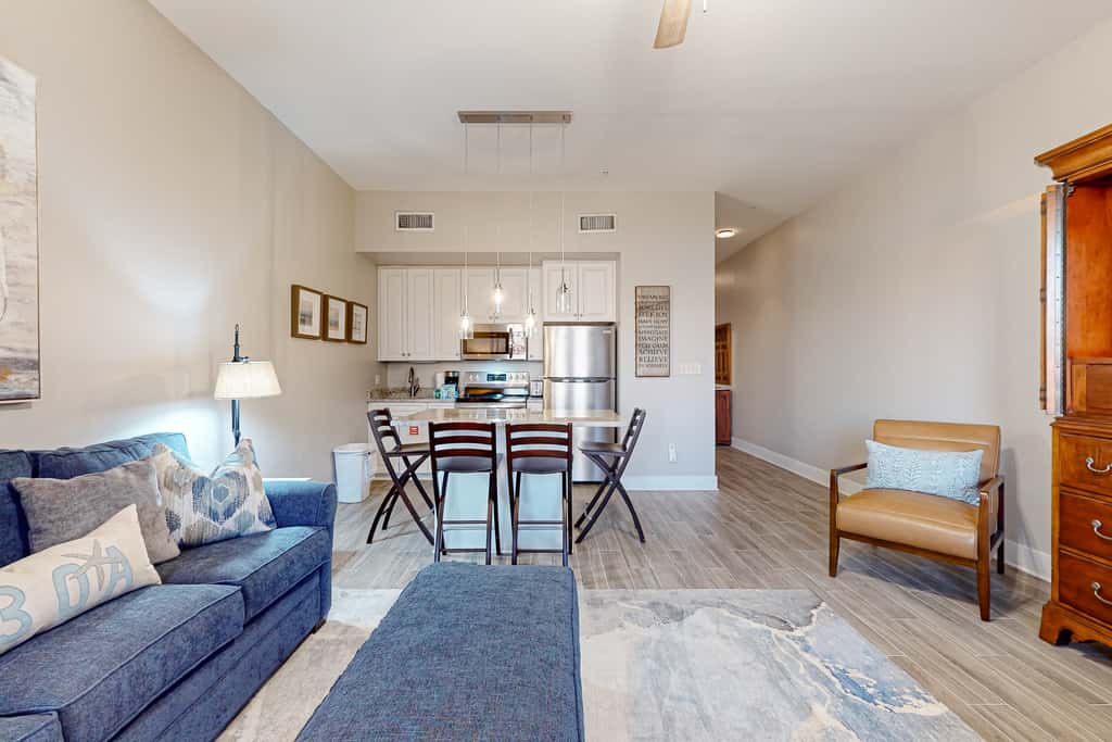 Centrally located condo near shopping & the beach with shared pools & tennis courts