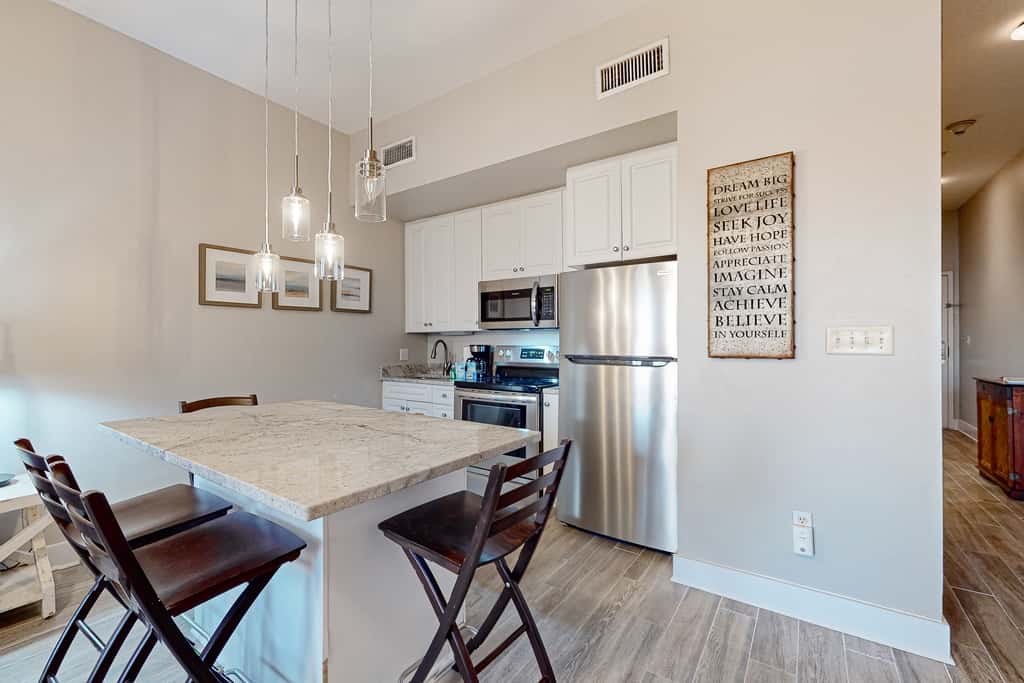 Centrally located condo near shopping & the beach with shared pools & tennis courts