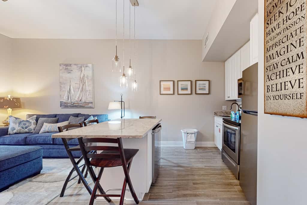 Centrally located condo near shopping & the beach with shared pools & tennis courts