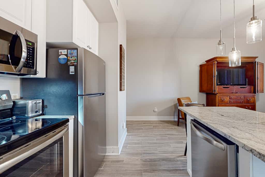 Centrally located condo near shopping & the beach with shared pools & tennis courts