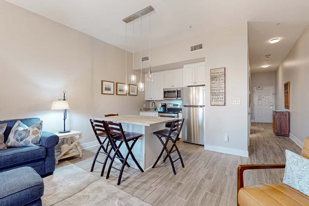 Centrally located condo near shopping & the beach with shared pools & tennis courts