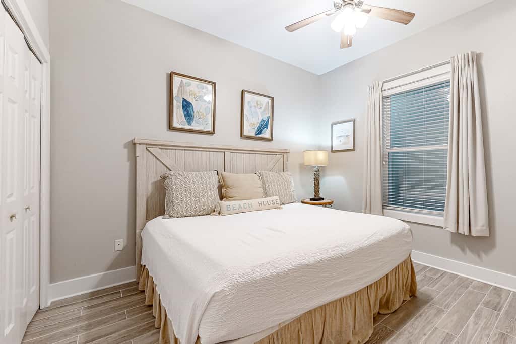 Centrally located condo near shopping & the beach with shared pools & tennis courts
