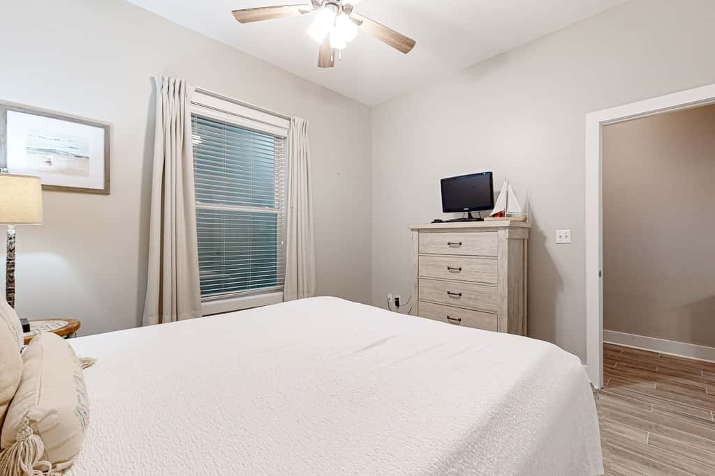 Centrally located condo near shopping & the beach with shared pools & tennis courts