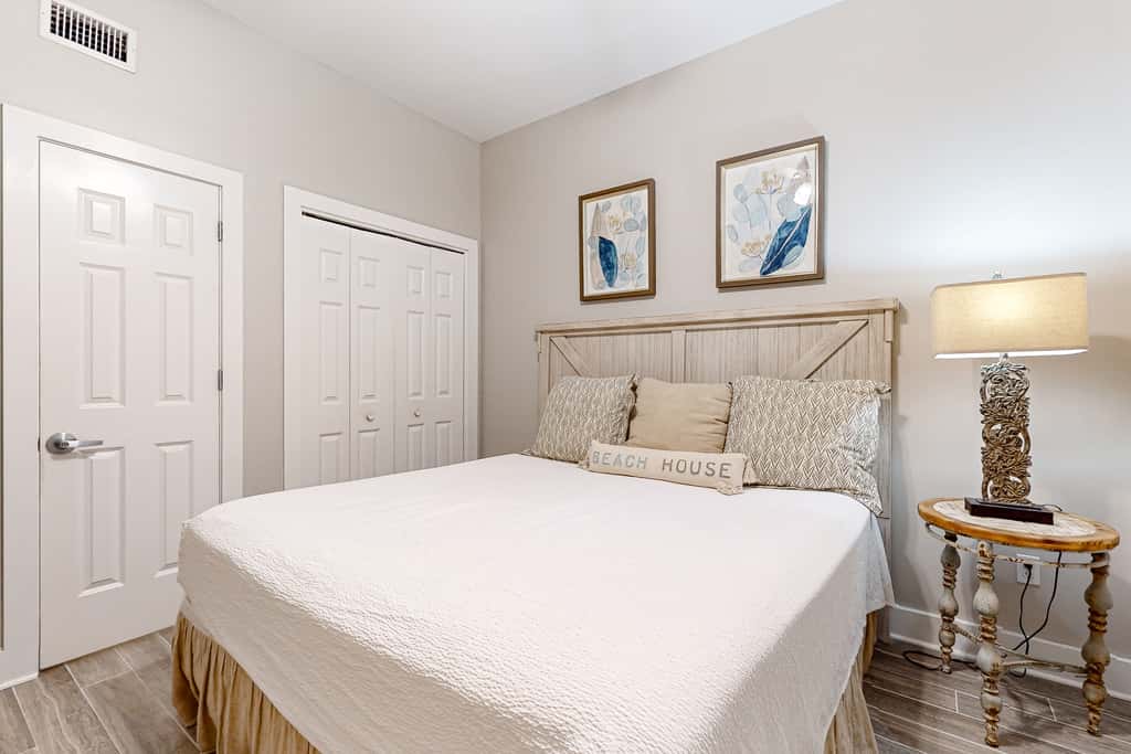 Centrally located condo near shopping & the beach with shared pools & tennis courts