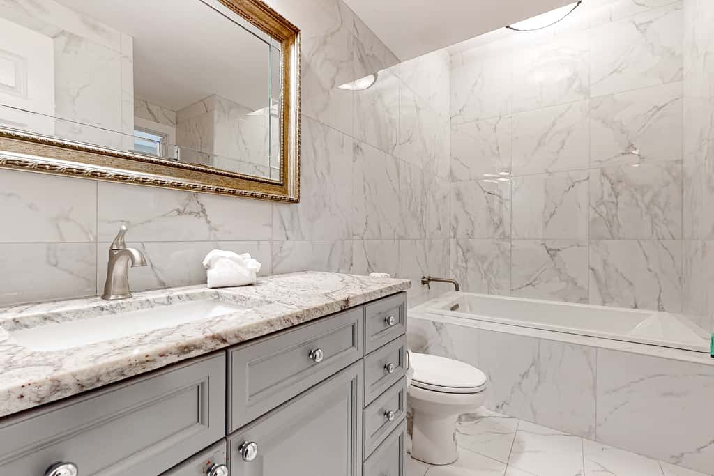 Centrally located condo near shopping & the beach with shared pools & tennis courts