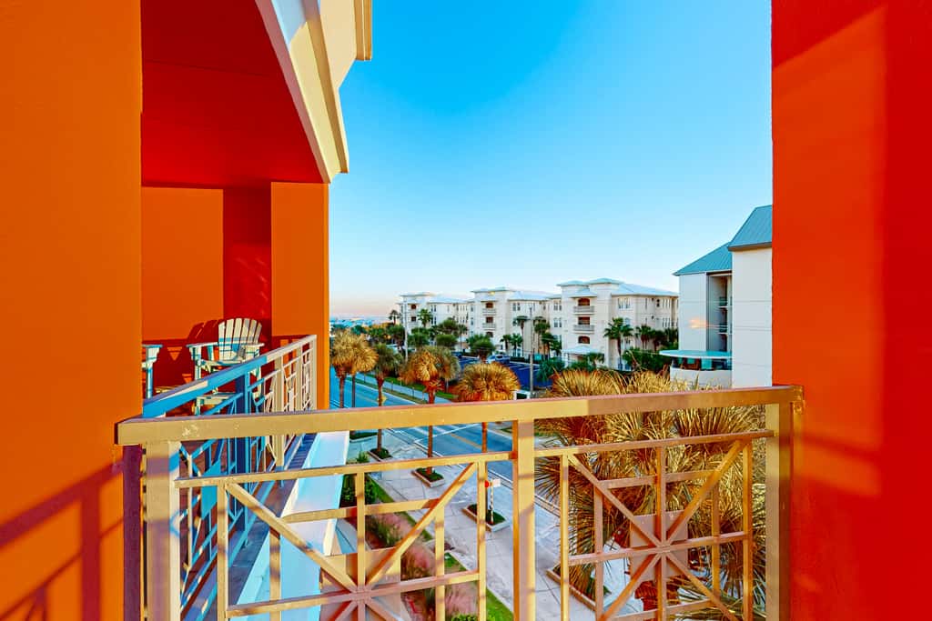Centrally located condo near shopping & the beach with shared pools & tennis courts