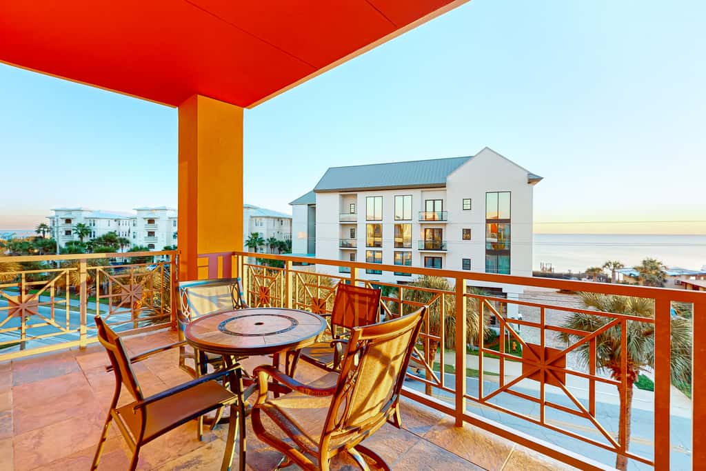 Centrally located condo near shopping & the beach with shared pools & tennis courts