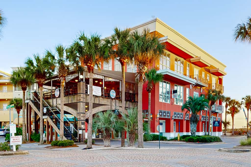 Centrally located condo near shopping & the beach with shared pools & tennis courts