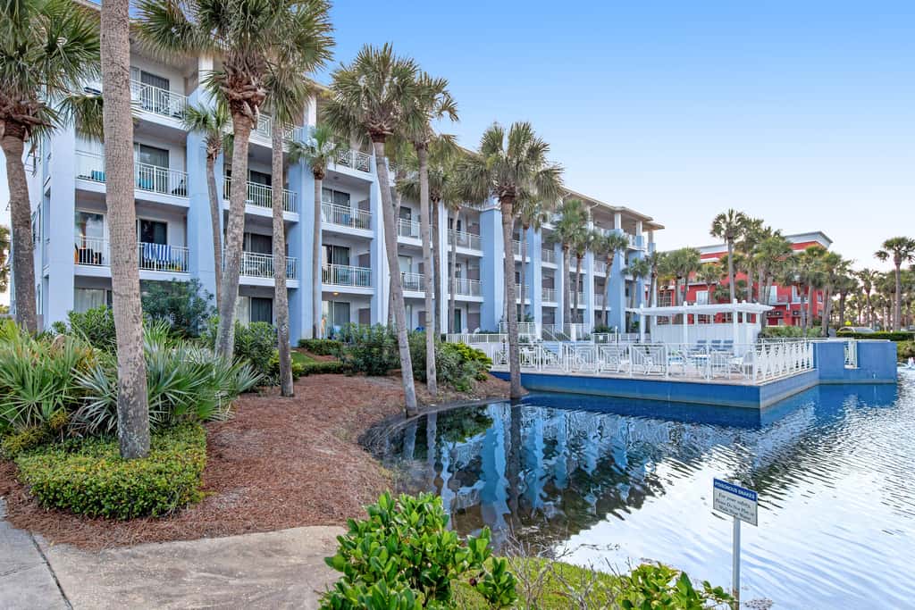 Centrally located condo near shopping & the beach with shared pools & tennis courts