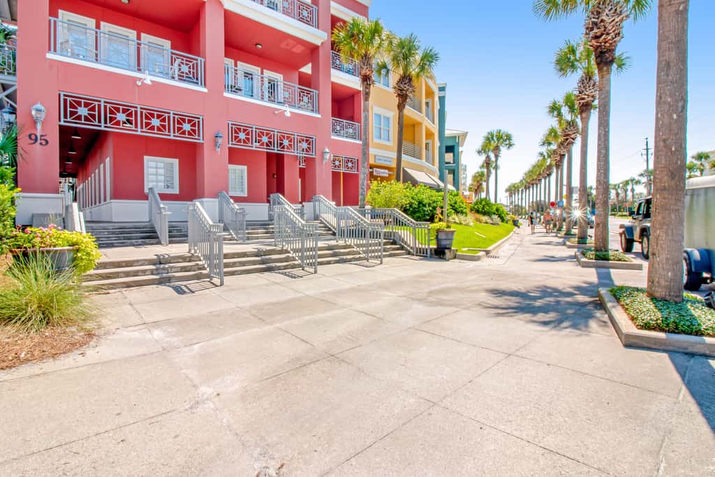 Centrally located condo near shopping & the beach with shared pools & tennis courts