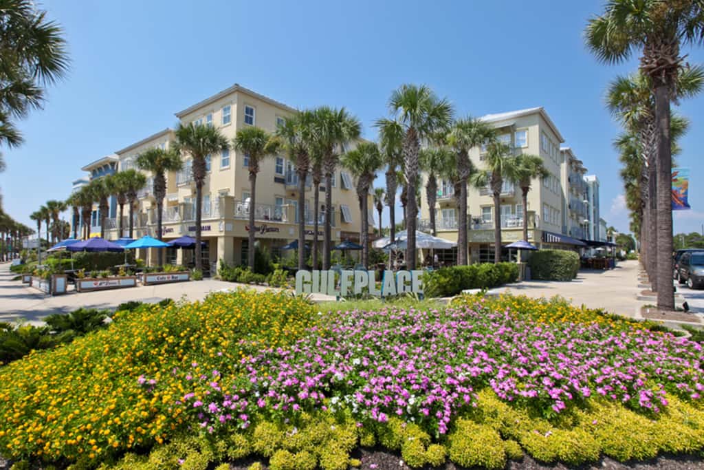 Centrally located condo near shopping & the beach with shared pools & tennis courts