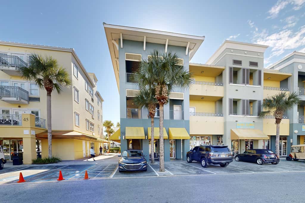 Centrally located condo near shopping & the beach with shared pools & tennis courts