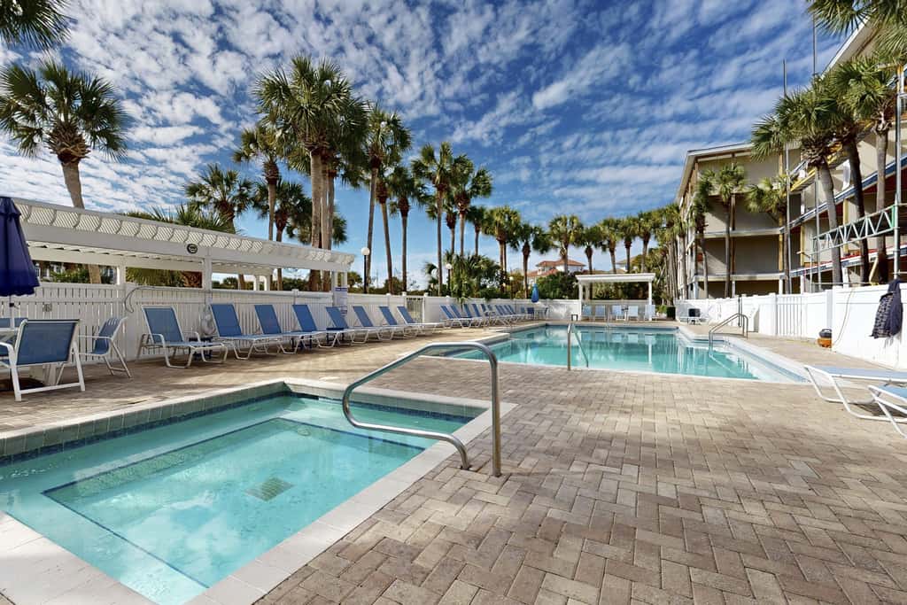 Centrally located condo near shopping & the beach with shared pools & tennis courts