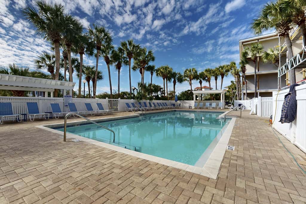 Centrally located condo near shopping & the beach with shared pools & tennis courts