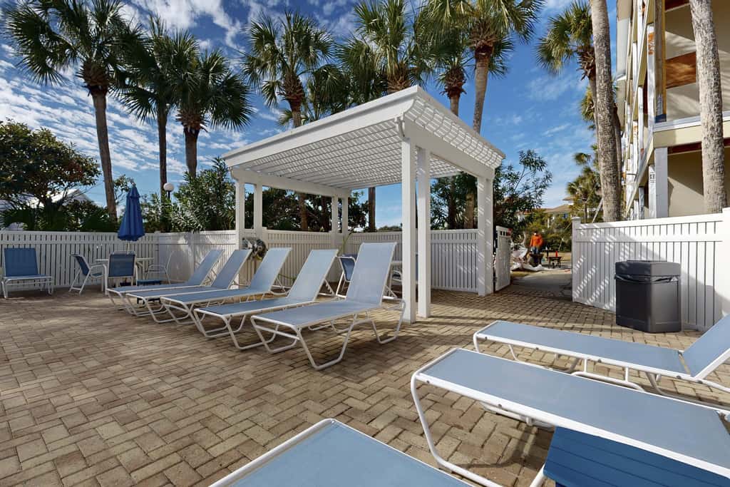 Centrally located condo near shopping & the beach with shared pools & tennis courts
