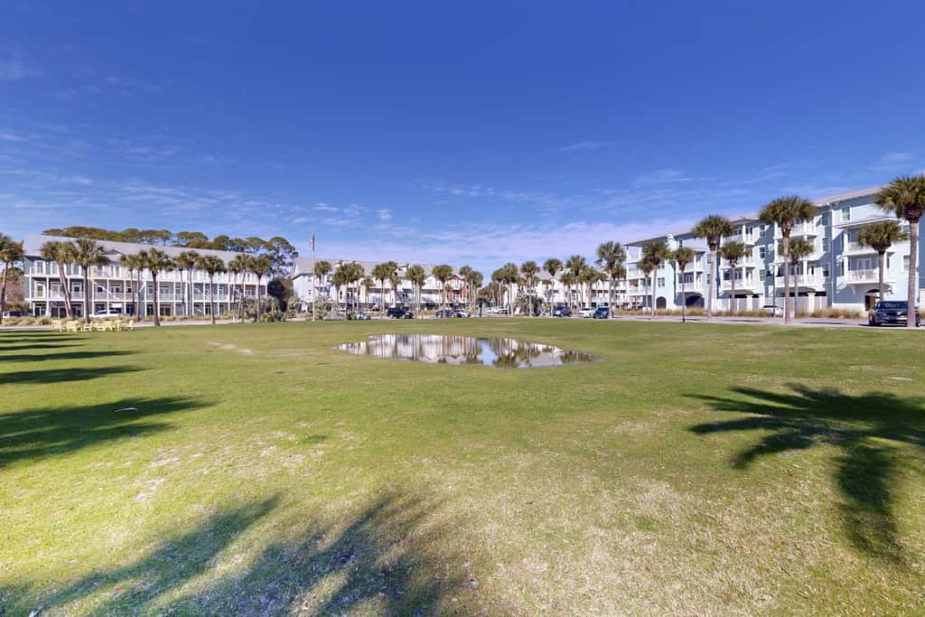 Centrally located condo near shopping & the beach with shared pools & tennis courts