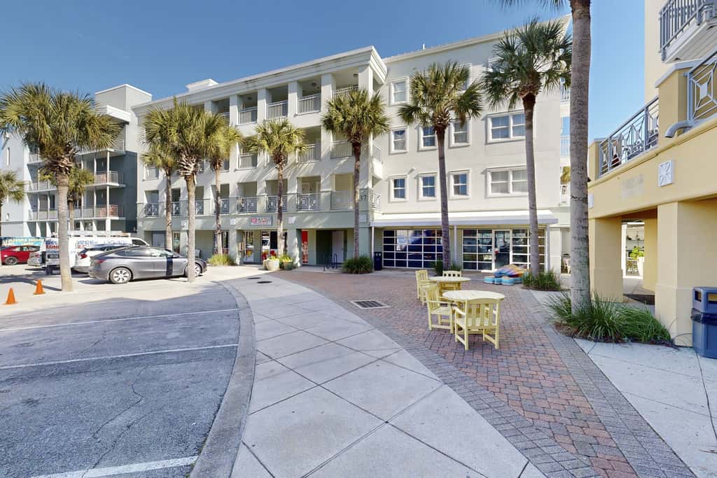 Centrally located condo near shopping & the beach with shared pools & tennis courts