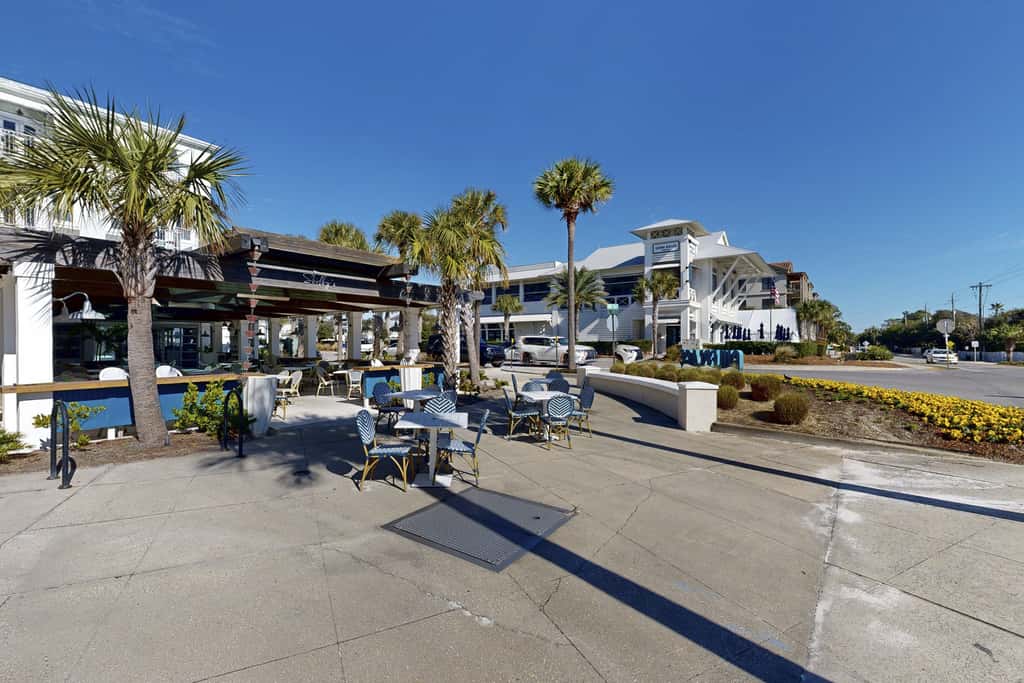 Centrally located condo near shopping & the beach with shared pools & tennis courts