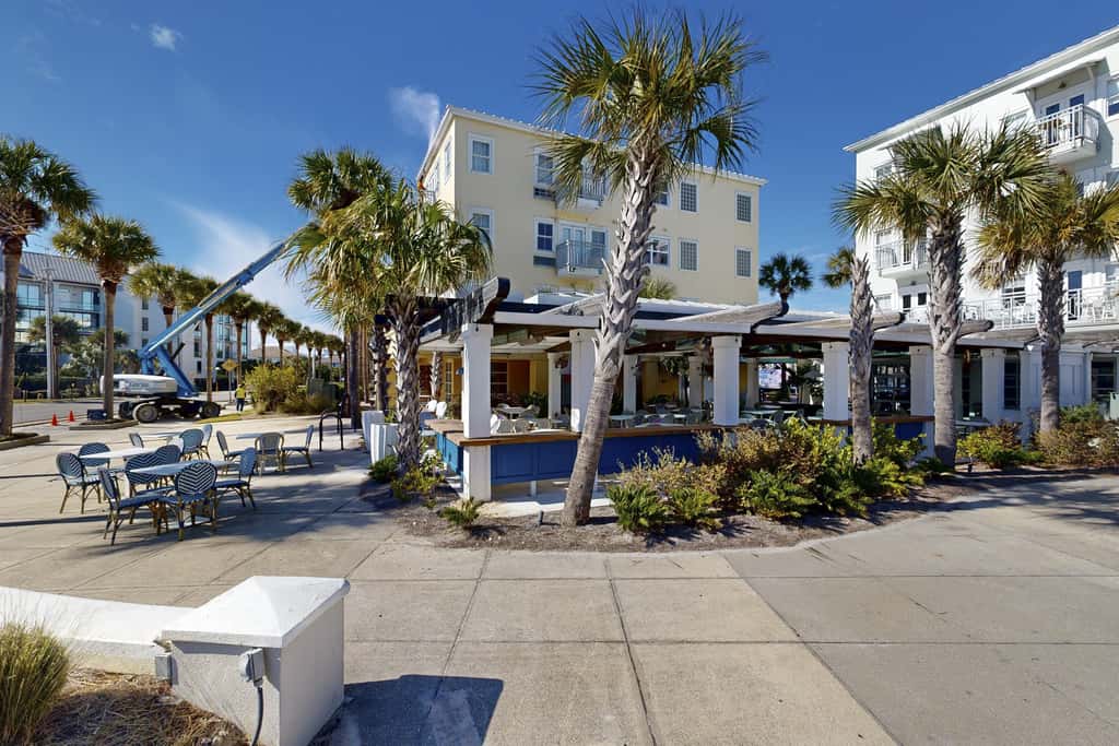 Centrally located condo near shopping & the beach with shared pools & tennis courts