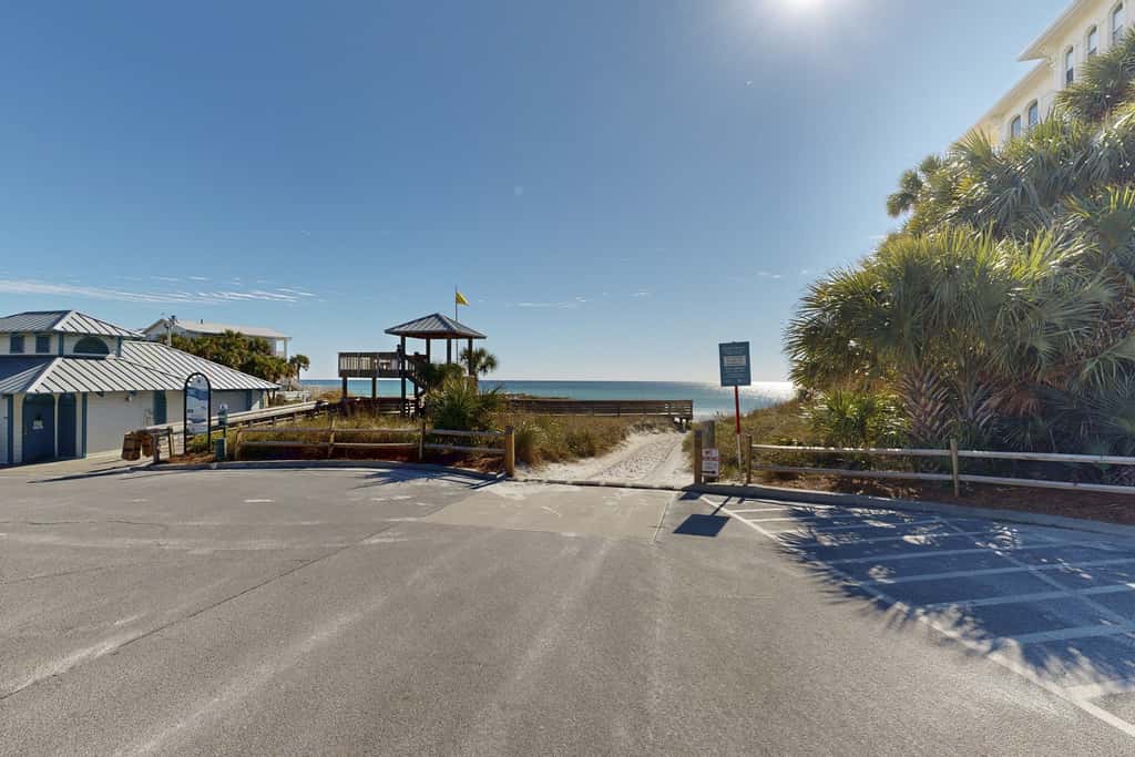 Centrally located condo near shopping & the beach with shared pools & tennis courts