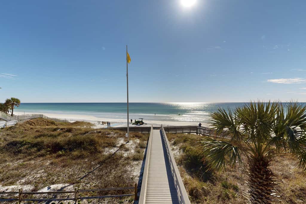 Centrally located condo near shopping & the beach with shared pools & tennis courts
