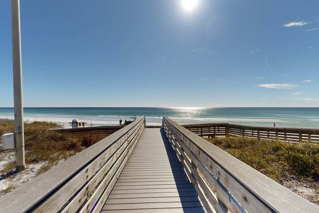 Centrally located condo near shopping & the beach with shared pools & tennis courts