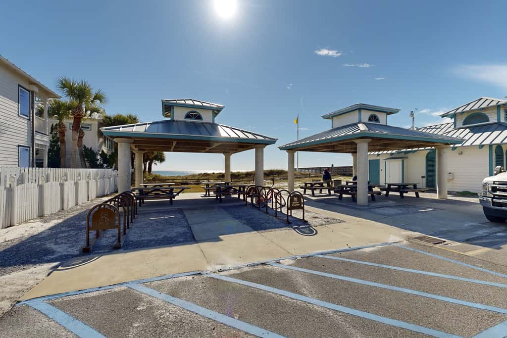 Centrally located condo near shopping & the beach with shared pools & tennis courts