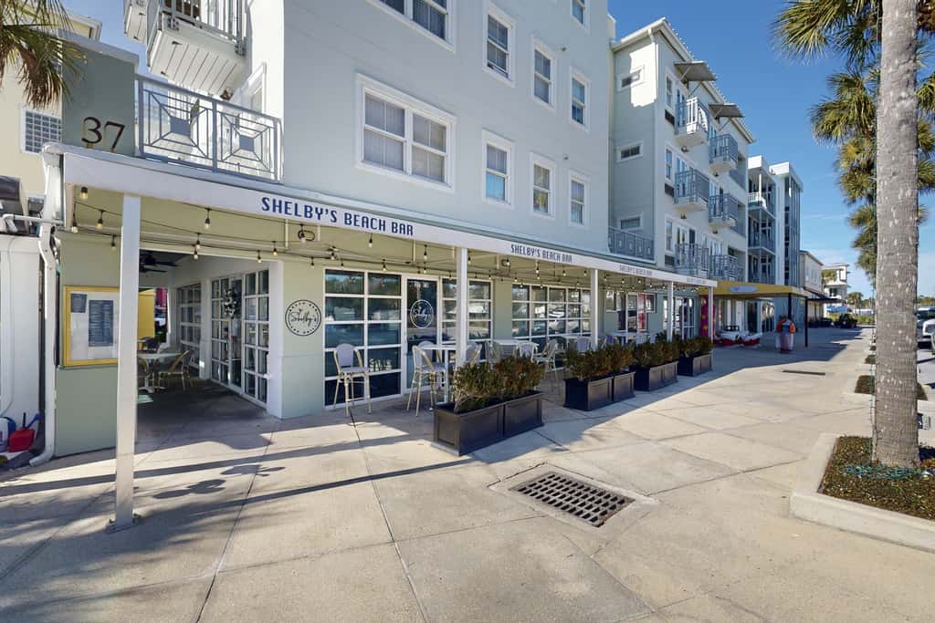 Centrally located condo near shopping & the beach with shared pools & tennis courts