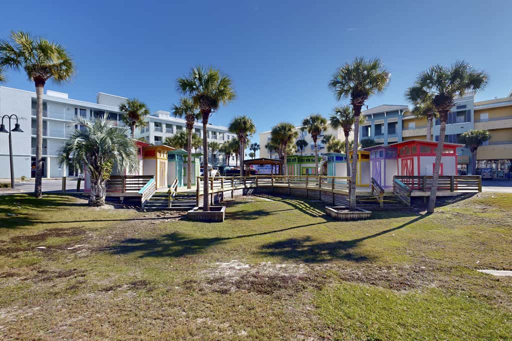Centrally located condo near shopping & the beach with shared pools & tennis courts