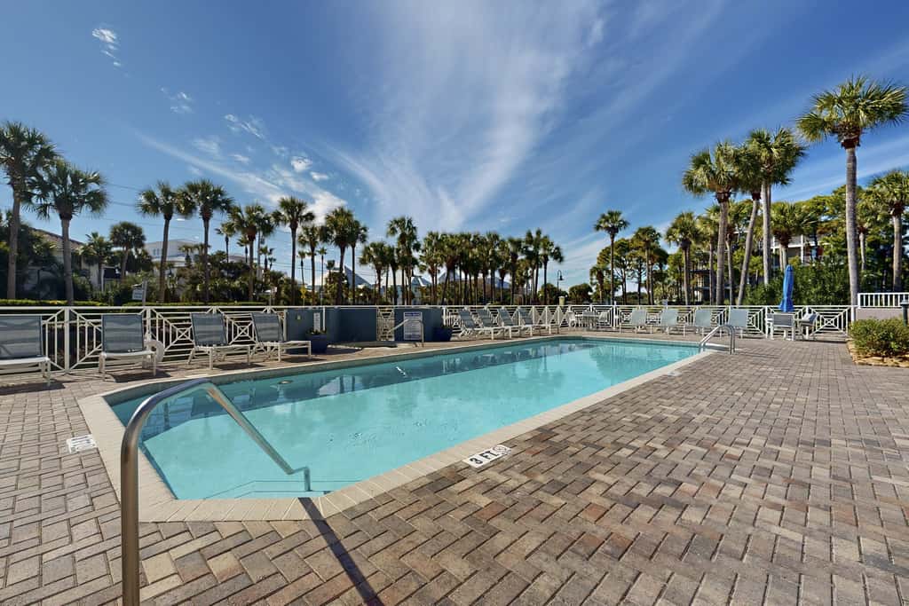 Centrally located condo near shopping & the beach with shared pools & tennis courts