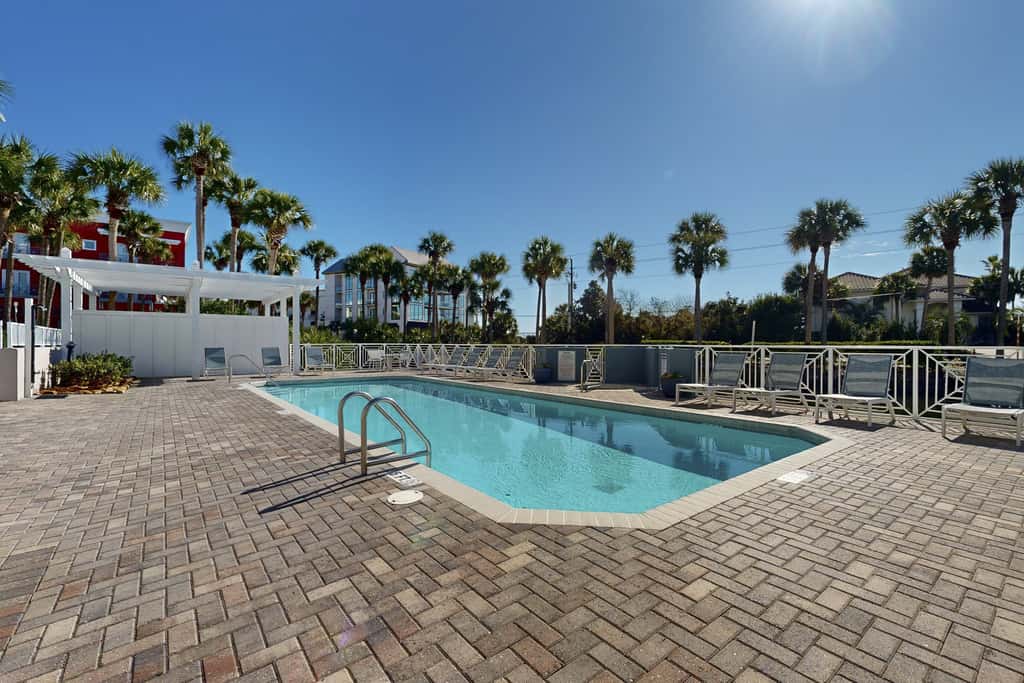 Centrally located condo near shopping & the beach with shared pools & tennis courts