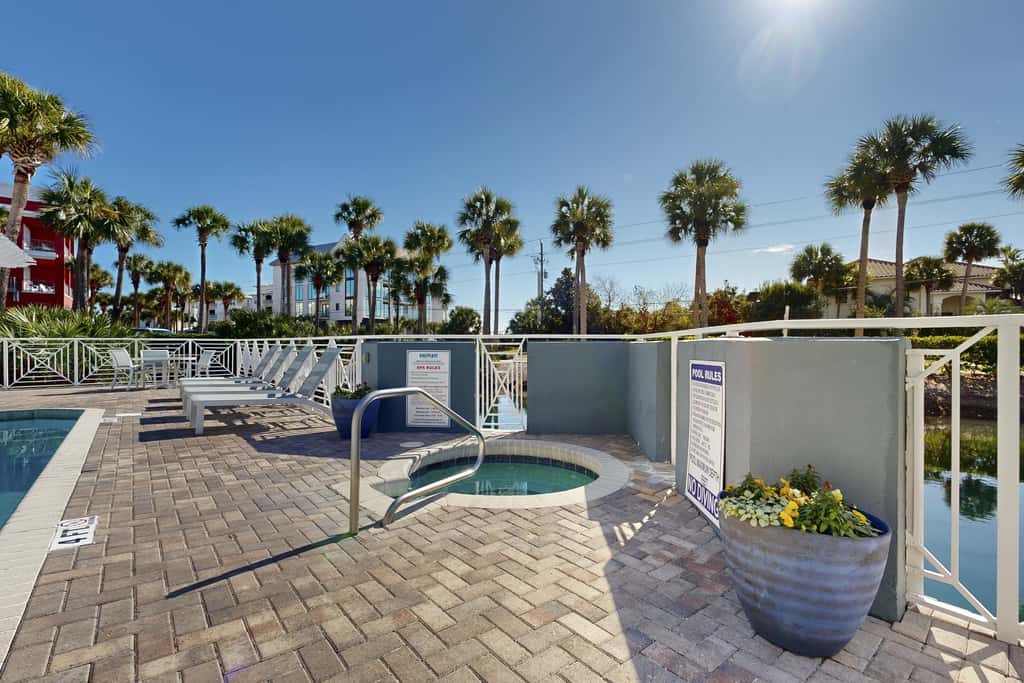 Centrally located condo near shopping & the beach with shared pools & tennis courts