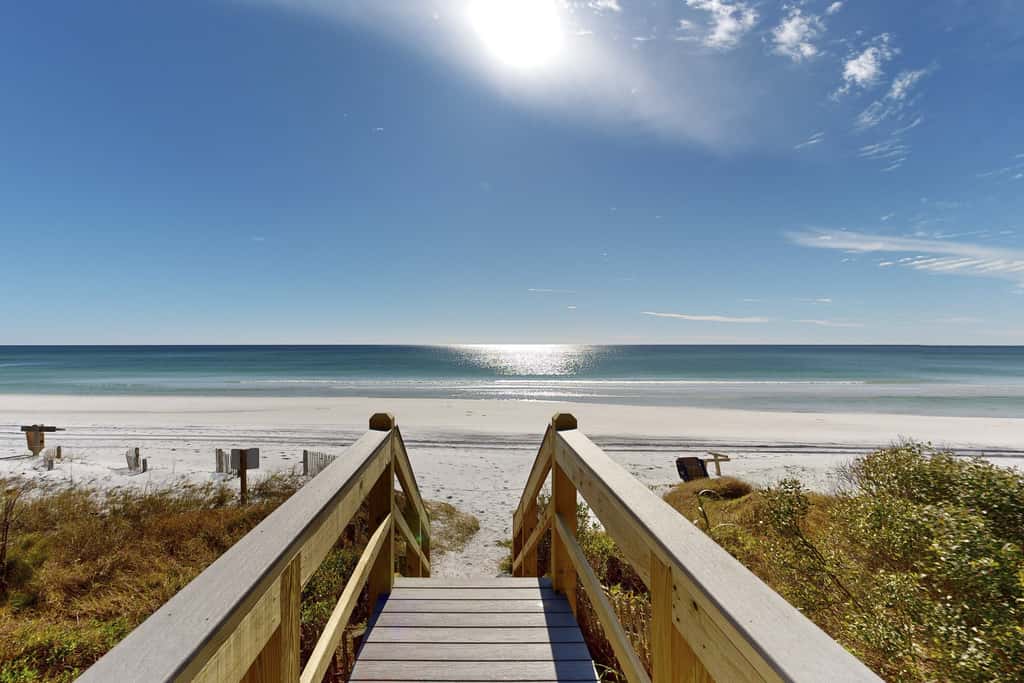 Centrally located condo near shopping & the beach with shared pools & tennis courts