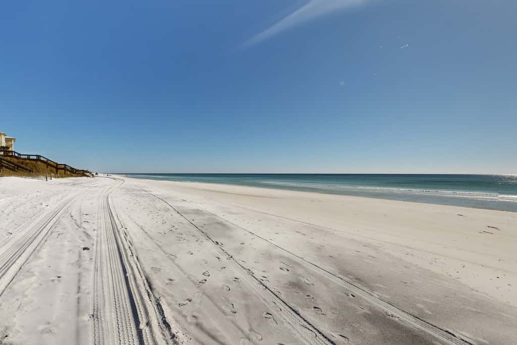 Centrally located condo near shopping & the beach with shared pools & tennis courts