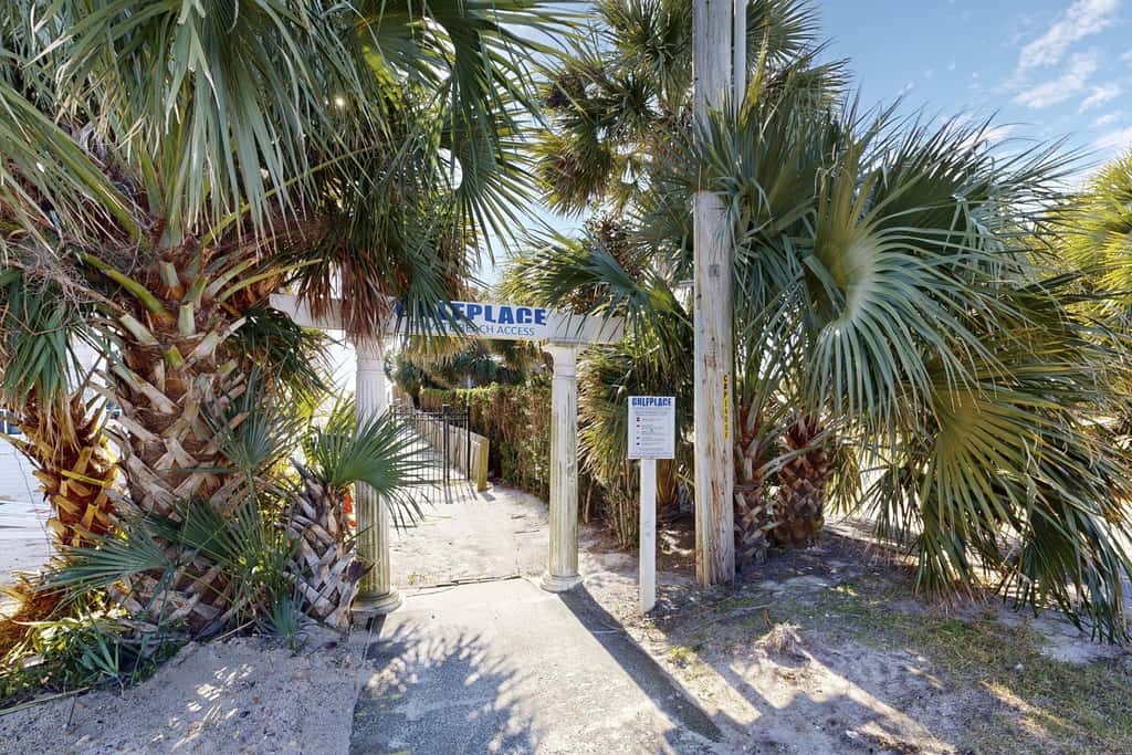 Centrally located condo near shopping & the beach with shared pools & tennis courts