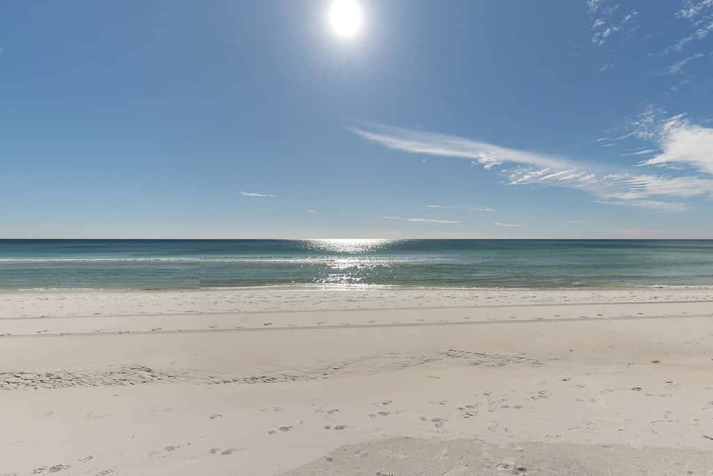 Centrally located condo near shopping & the beach with shared pools & tennis courts