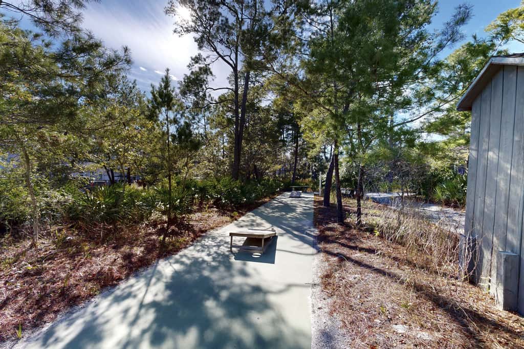 Centrally located condo near shopping & the beach with shared pools & tennis courts