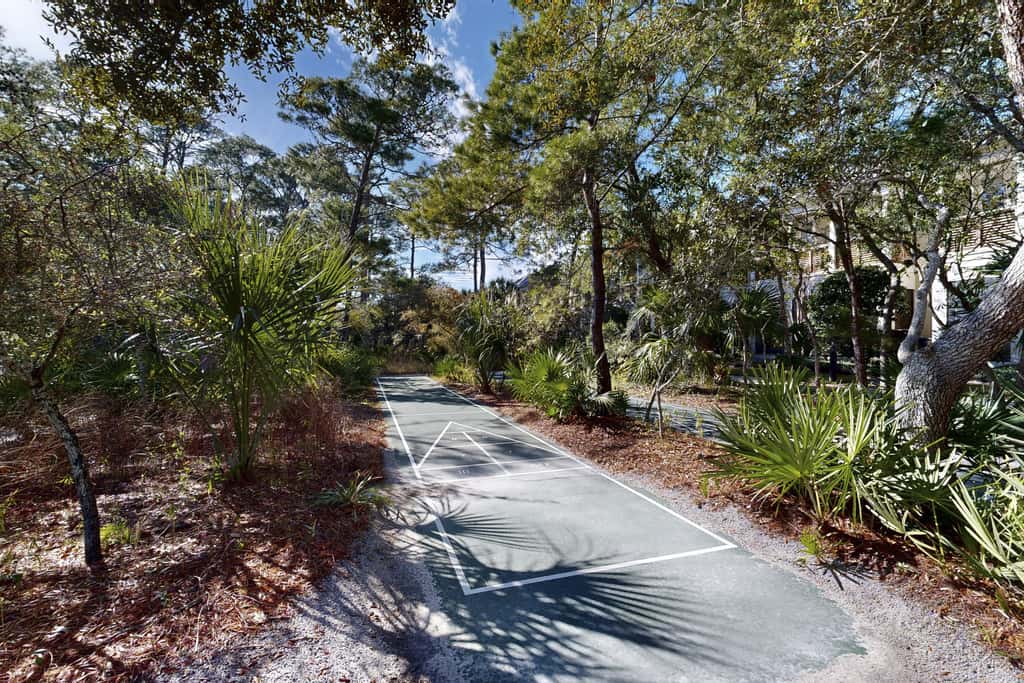 Centrally located condo near shopping & the beach with shared pools & tennis courts