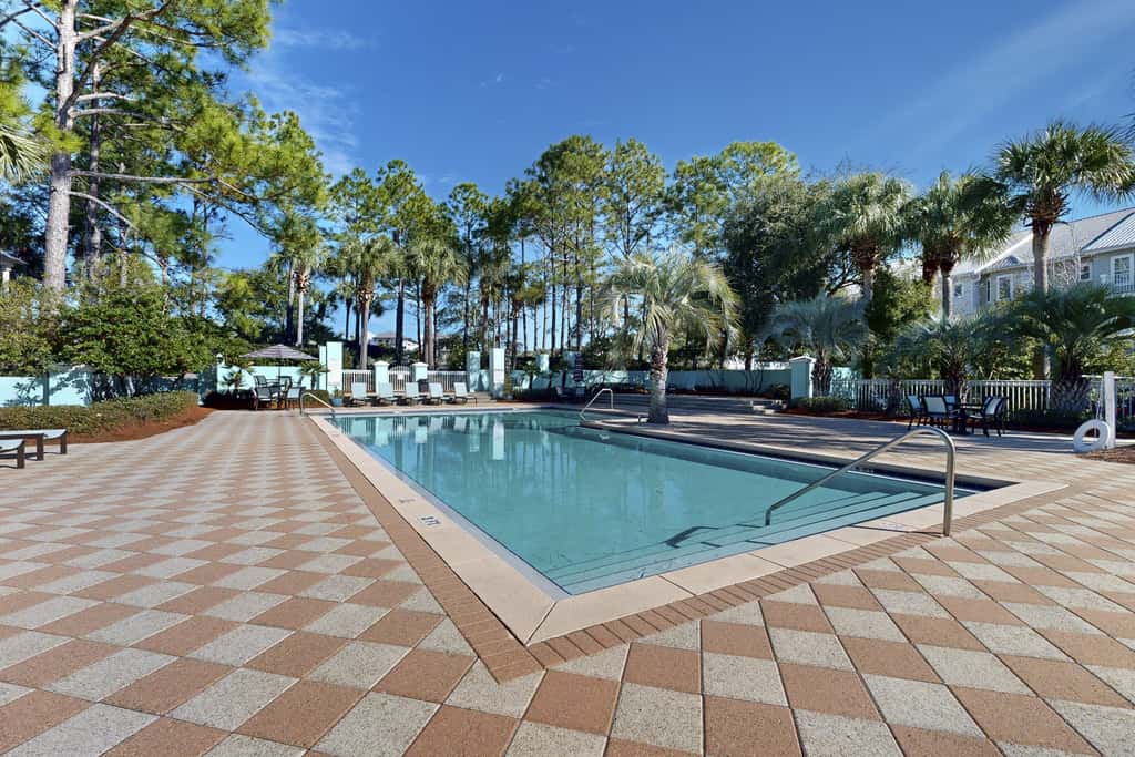 Centrally located condo near shopping & the beach with shared pools & tennis courts