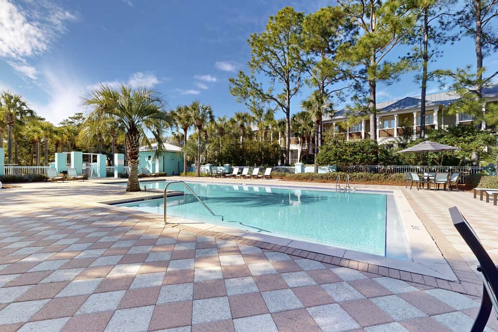 Centrally located condo near shopping & the beach with shared pools & tennis courts