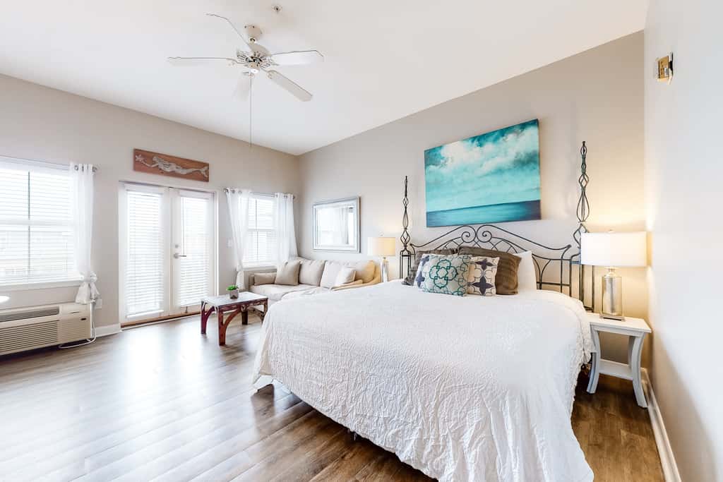 Cozy Hotel-Style- near beach & dining with kitchenette, pools, hot tub, & tennis