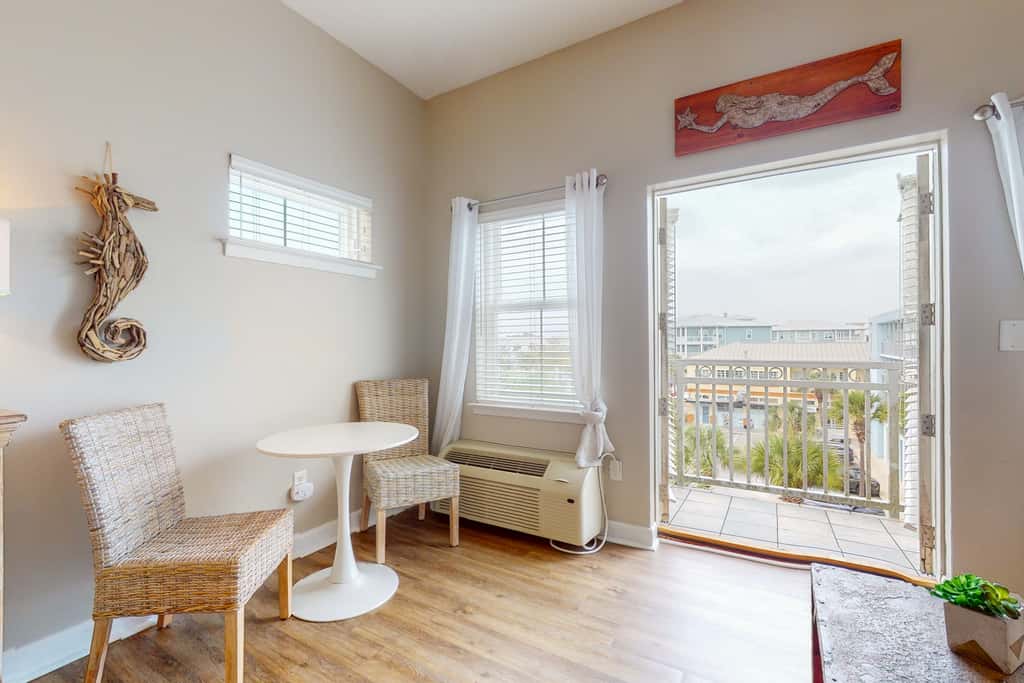 Cozy Hotel-Style- near beach & dining with kitchenette, pools, hot tub, & tennis