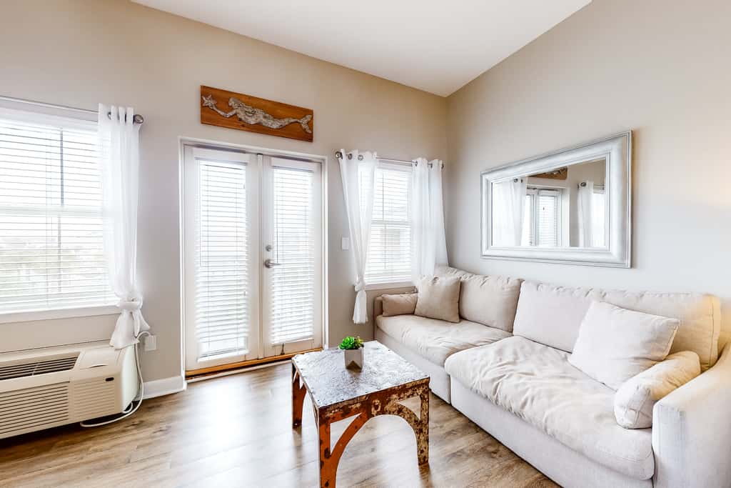 Cozy Hotel-Style- near beach & dining with kitchenette, pools, hot tub, & tennis