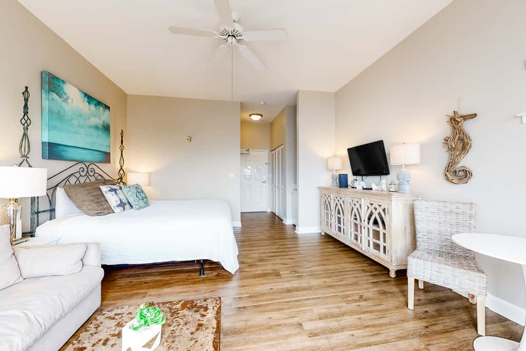 Cozy Hotel-Style- near beach & dining with kitchenette, pools, hot tub, & tennis