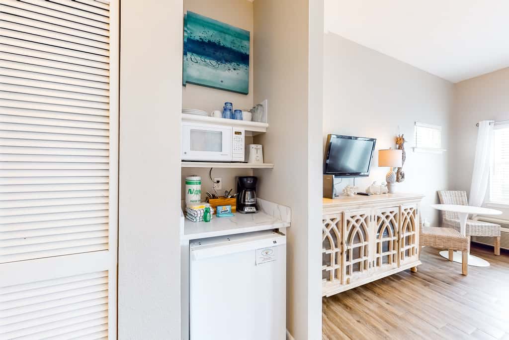 Cozy Hotel-Style- near beach & dining with kitchenette, pools, hot tub, & tennis