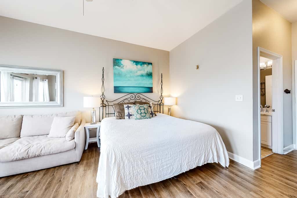Cozy Hotel-Style- near beach & dining with kitchenette, pools, hot tub, & tennis