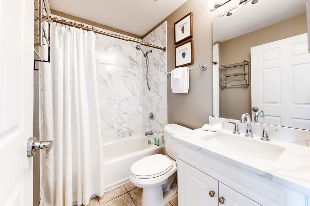 Cozy Hotel-Style- near beach & dining with kitchenette, pools, hot tub, & tennis